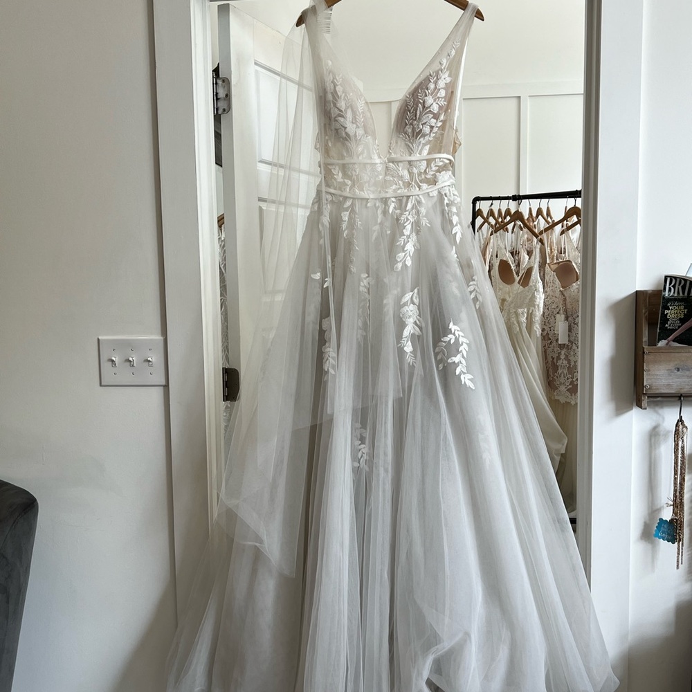 Elegant White Tulle Wedding Dress